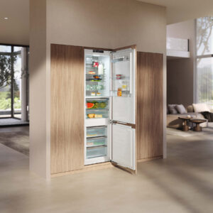 Einbauküchenschrank mit Blick auf Kühl-Gefrierkombination von Miele erhältlich beim Küchenstudio Ortmann und Winter in Bochum