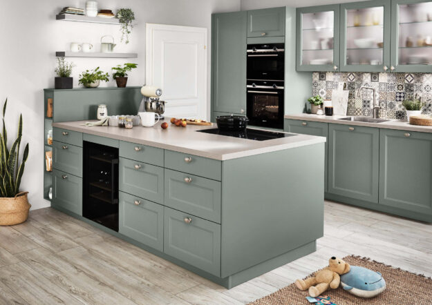 Moderne Inselküche im Landhausstil von nobilia mit schilfgrünen Fronten und milchverglasten Hängeschränken erhältlich bei Küchenstudio Ortmann & Winter