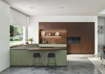 Moderne Küche mit Fronten in Grün und Einbauwandschrank in Holzoptik von nobilia erhältlich bei Küchenstudio Ortmann & Winter